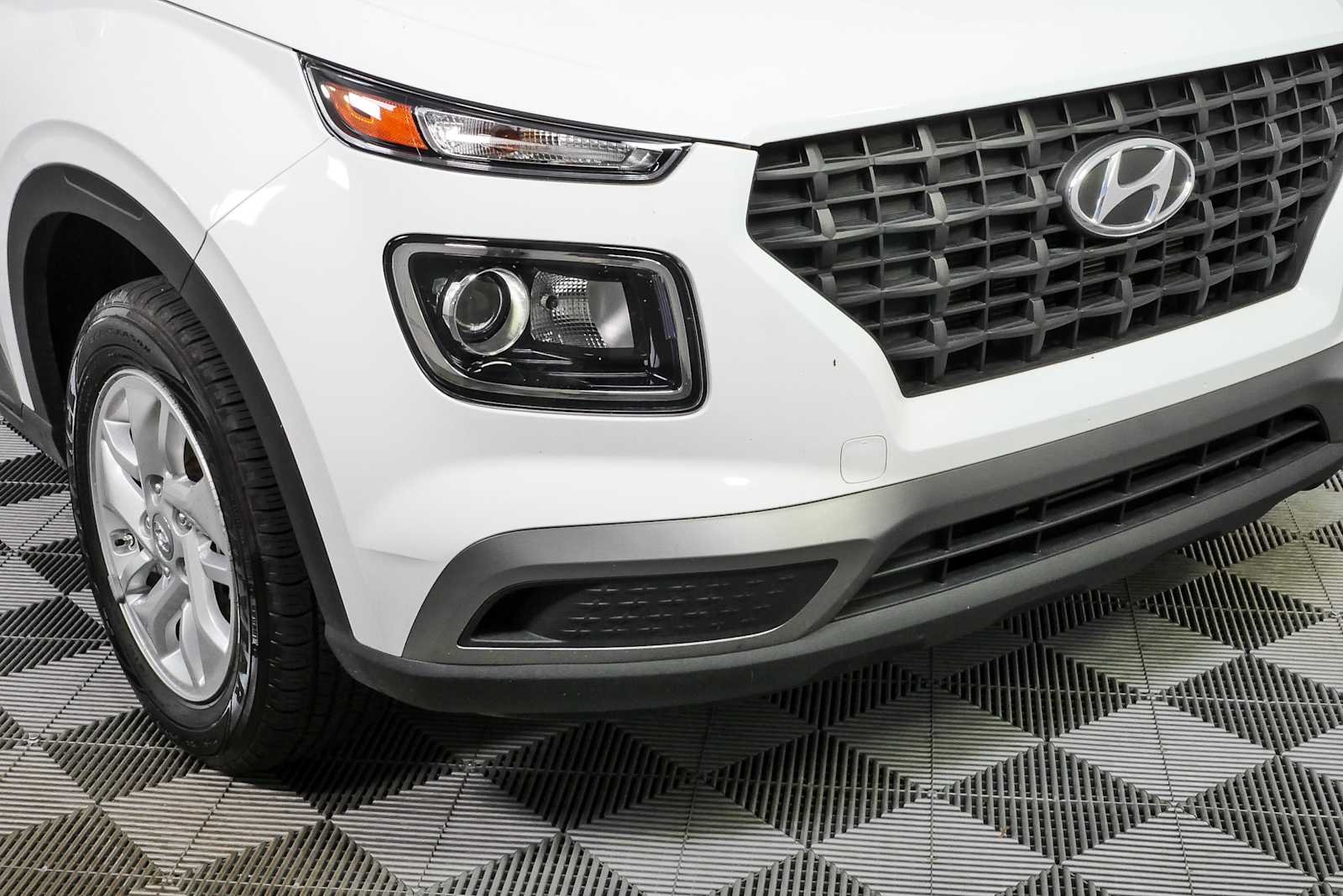 Used 2023 Lunar White Hyundai SE image 33