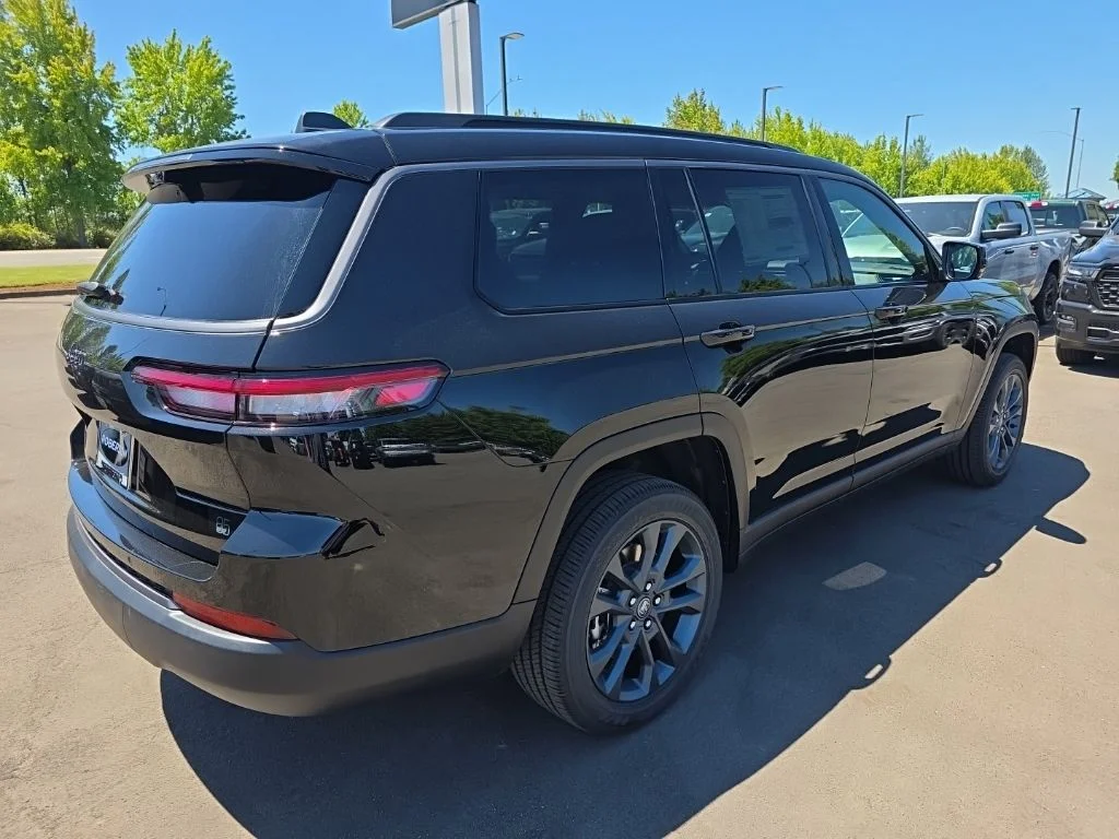 New 2026 Diamond Black Crystal Pearl-Coat Exterior Paint Jeep Limited image 5