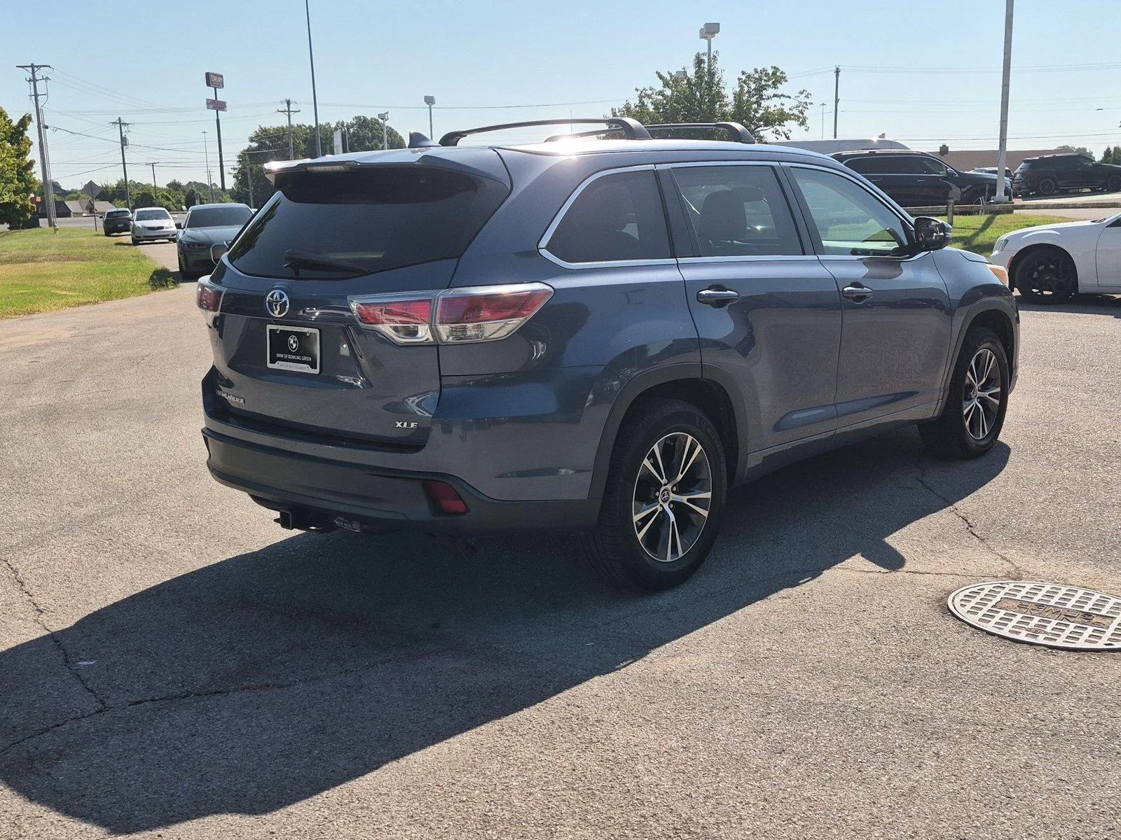 Used 2016 Shoreline Blue Pearl Toyota XLE image 5