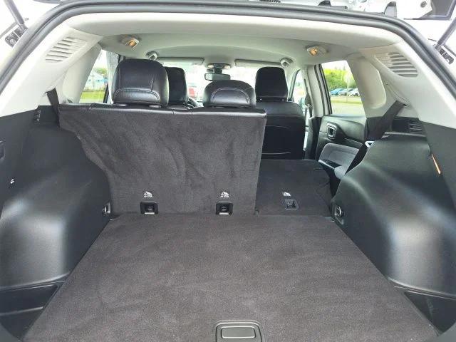 Used 2022 White Jeep Latitude image 13