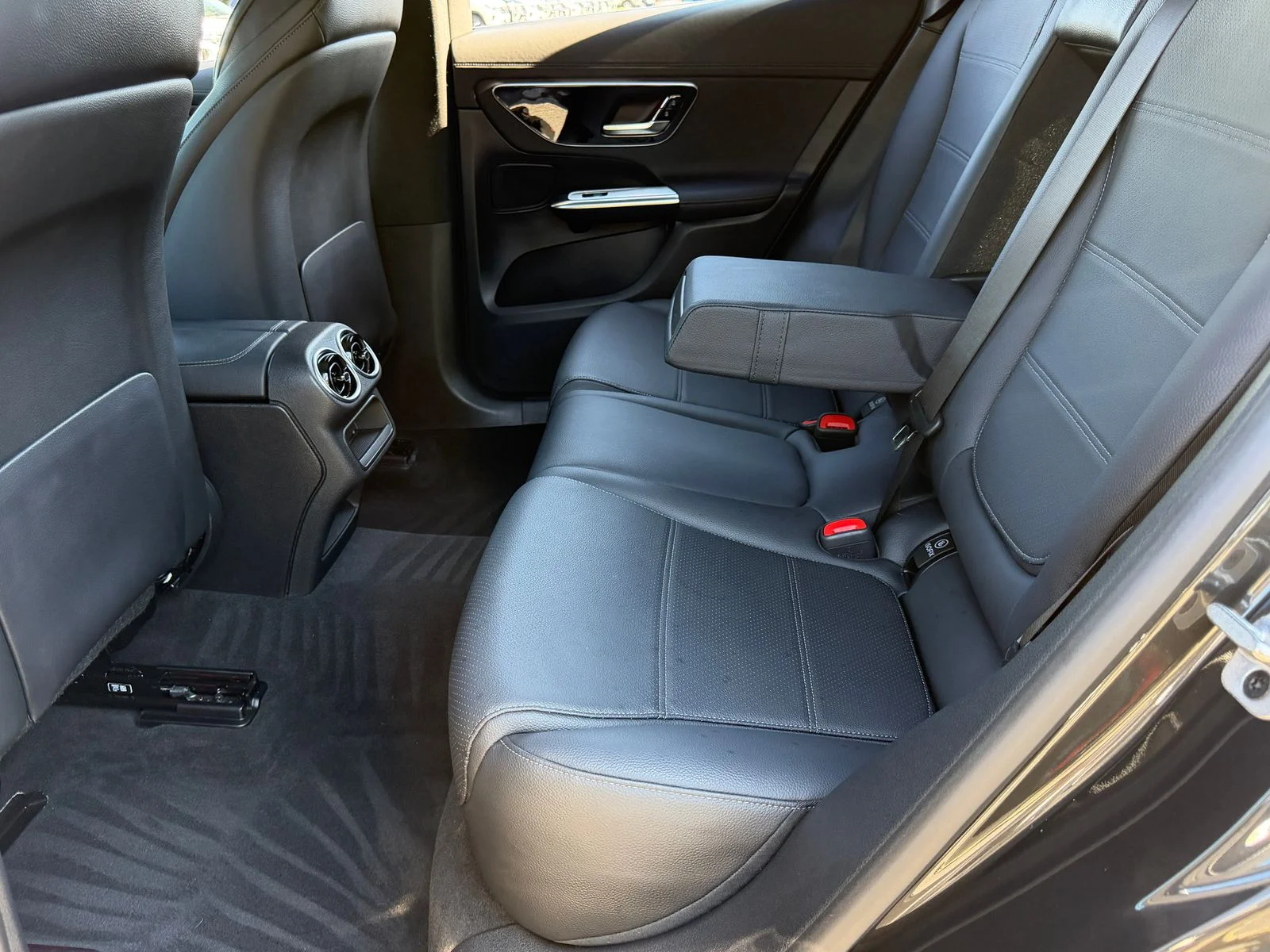 Used 2024  Mercedes-Benz GLC 300 image 39