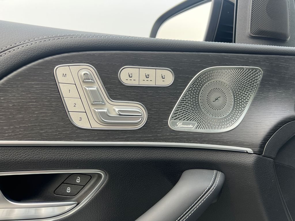 New 2026 MANUFAKTUR Moonlight White Metallic Mercedes-Benz GLS 450 image 12