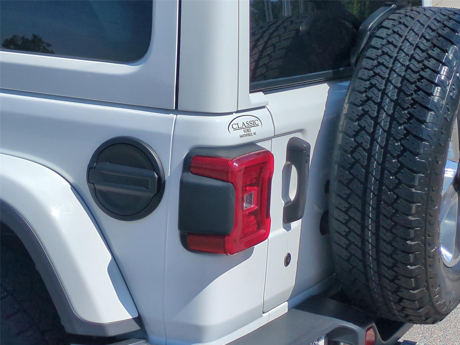 Used 2019 Bright White Clearcoat Jeep Sahara image 12