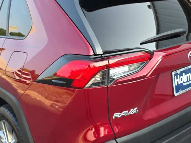 Used 2021 Red Toyota XLE Premium image 31