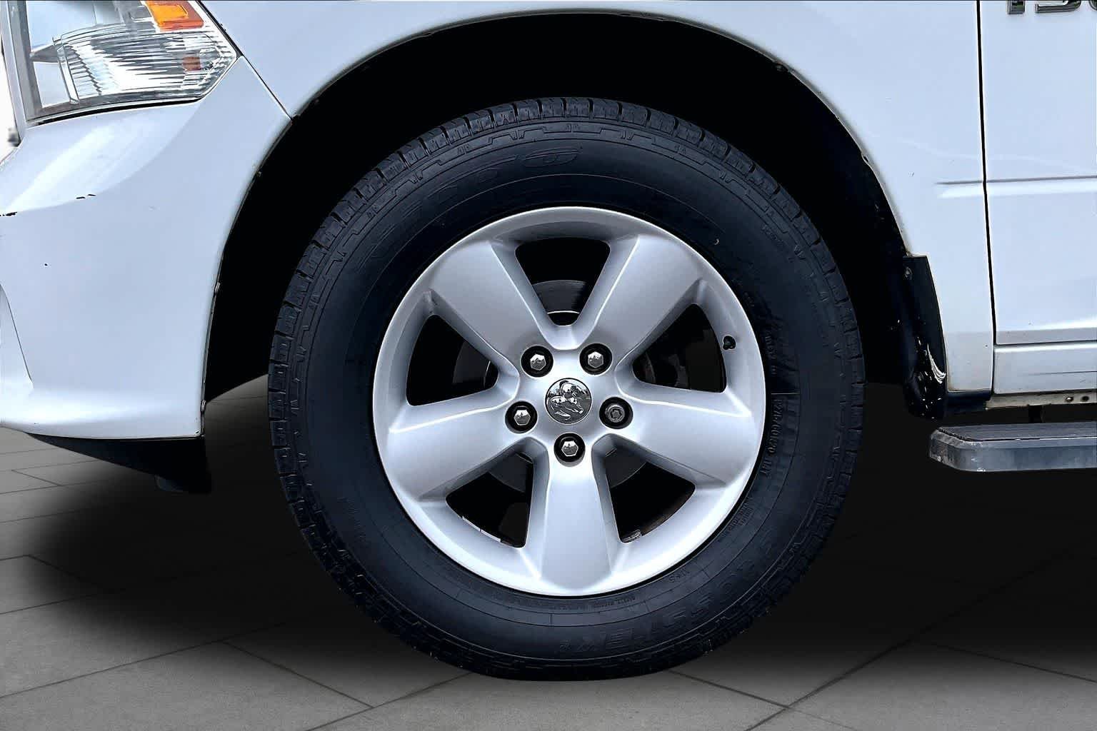 Used 2015 Bright White Clearcoat Ram Express image 10