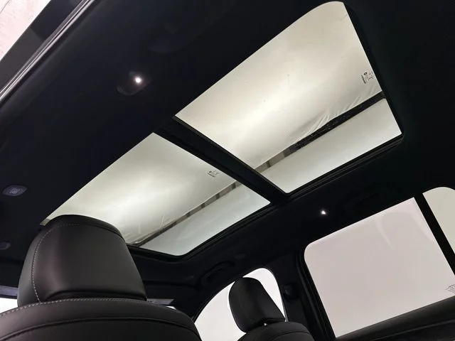 New 2026 Diamond Black Crystal Pearl-Coat Exterior Paint Jeep Limited image 18