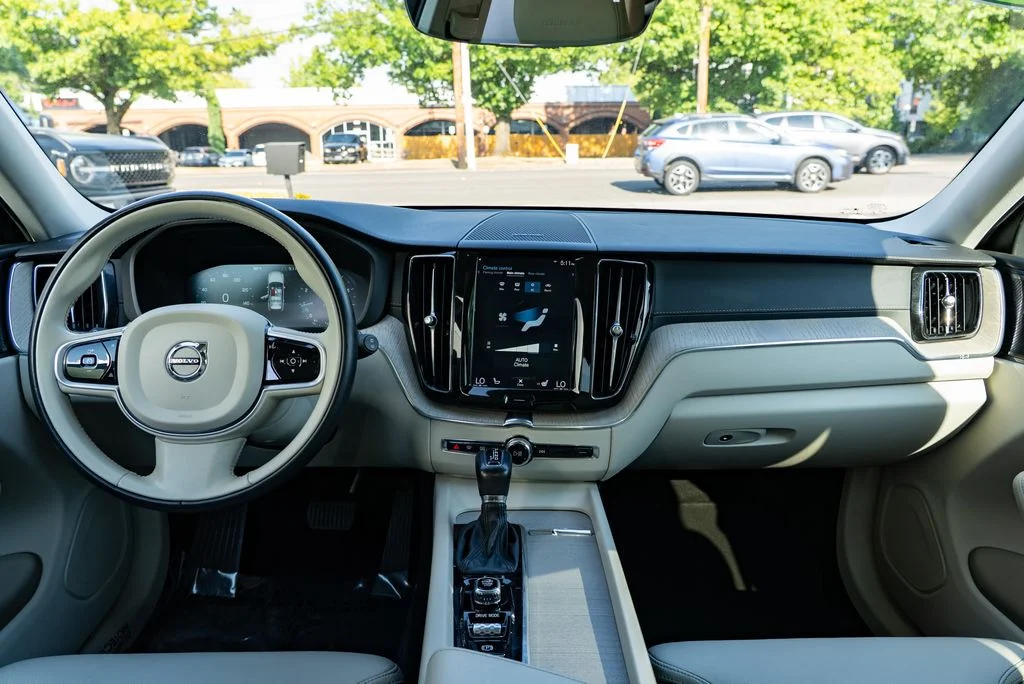 Used 2019 Blue Volvo T6 Inscription image 10