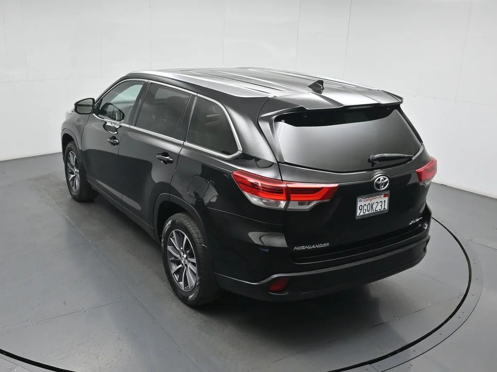 Used 2018 Black Toyota XLE image 44