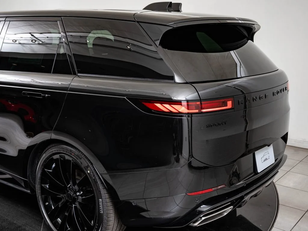 New 2026 Santorini Black Metallic Land Rover Dynamic SE image 19