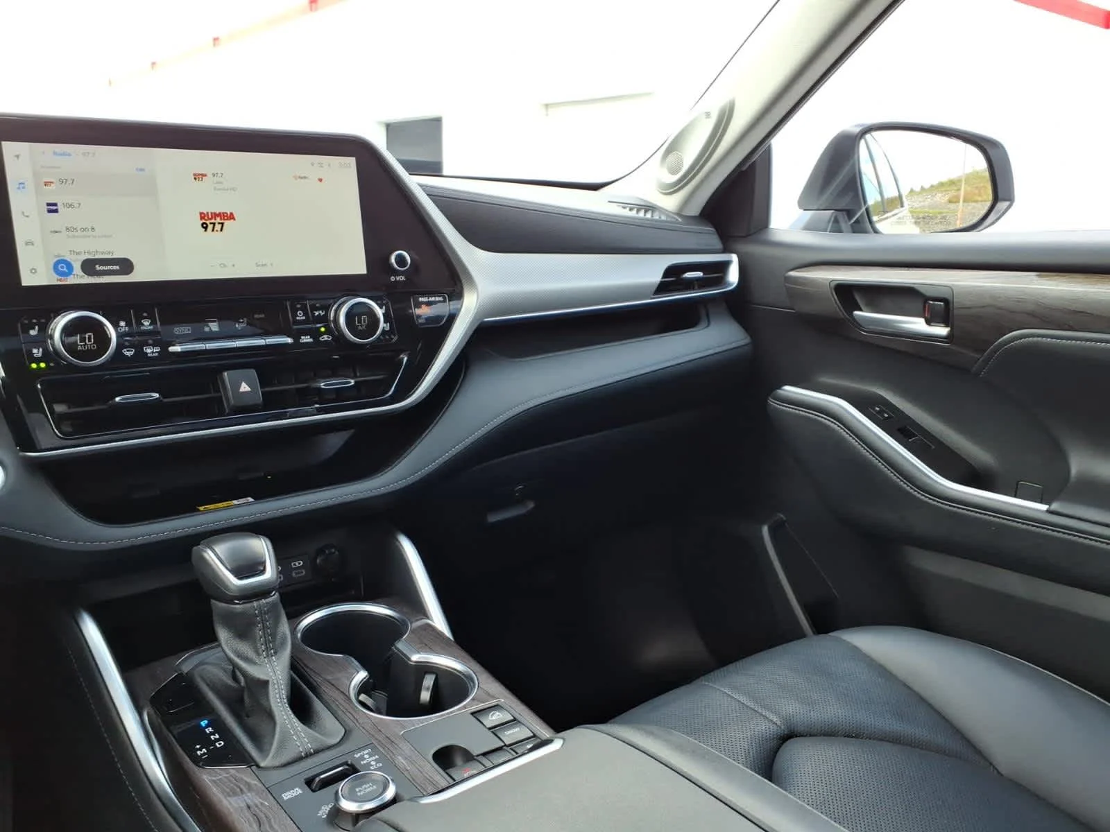 2025 Toyota Highlander Platinum - Photo 15