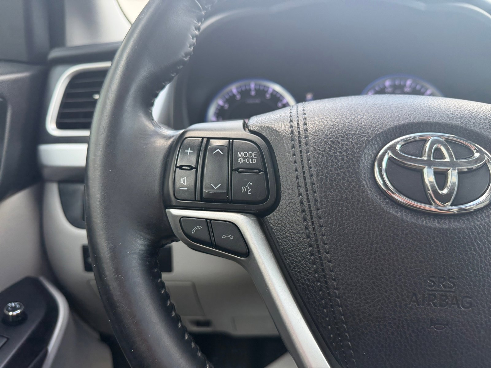 Used 2017 Blizzard Pearl Toyota XLE image 11