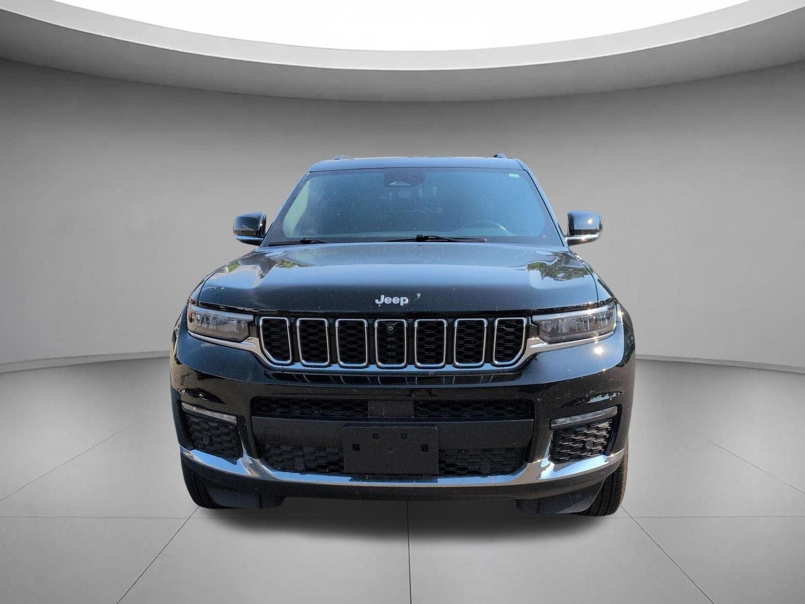 Used 2025 Diamond Black Crystal Pearlcoat Jeep Limited image 8