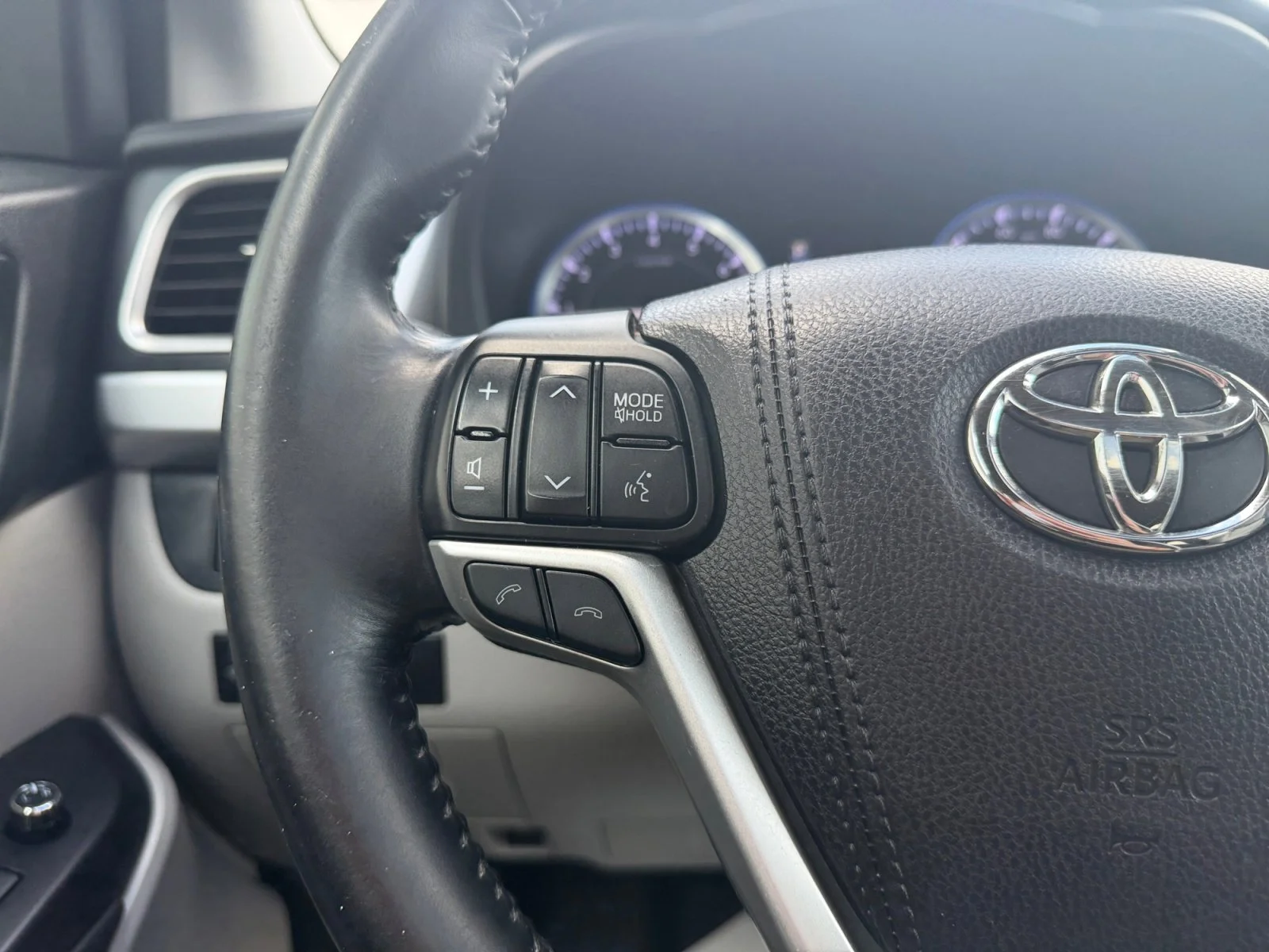 Used 2017 Blizzard Pearl Toyota XLE image 11