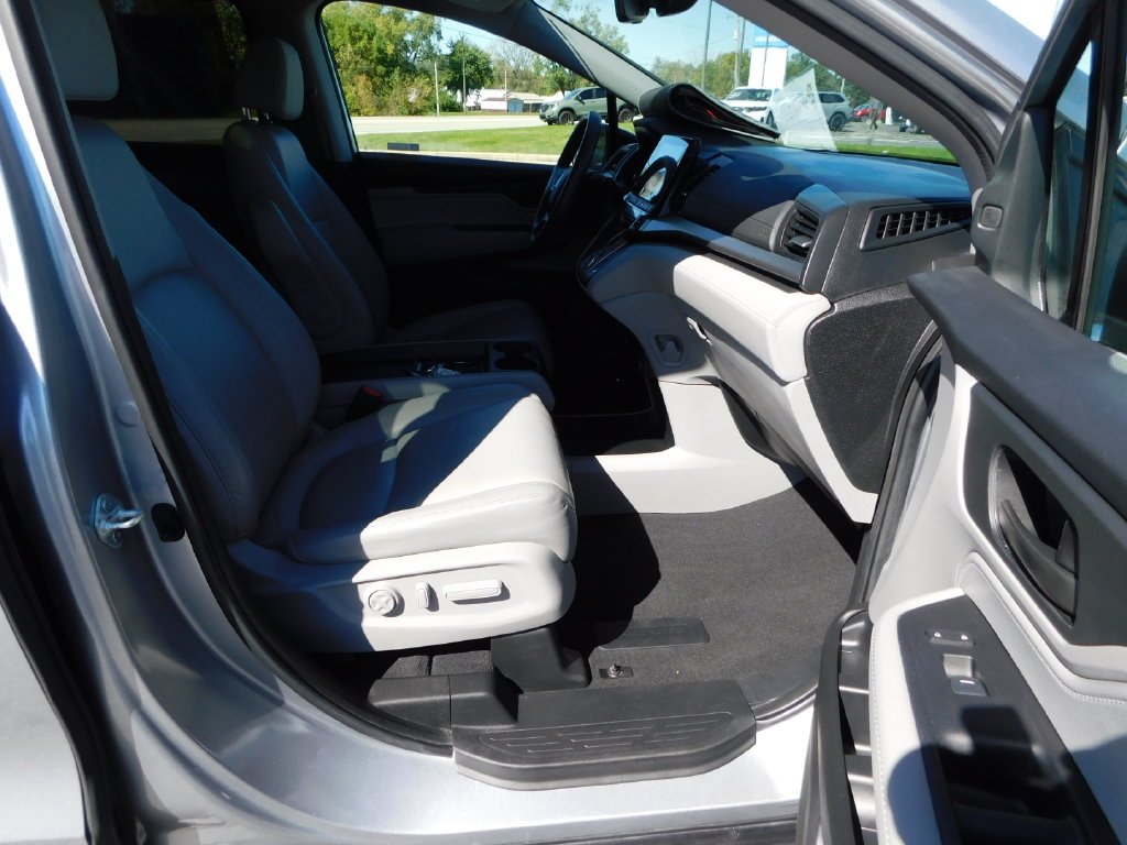 Certified Used 2024 Lunar Silver Metallic Honda EX-L image 18