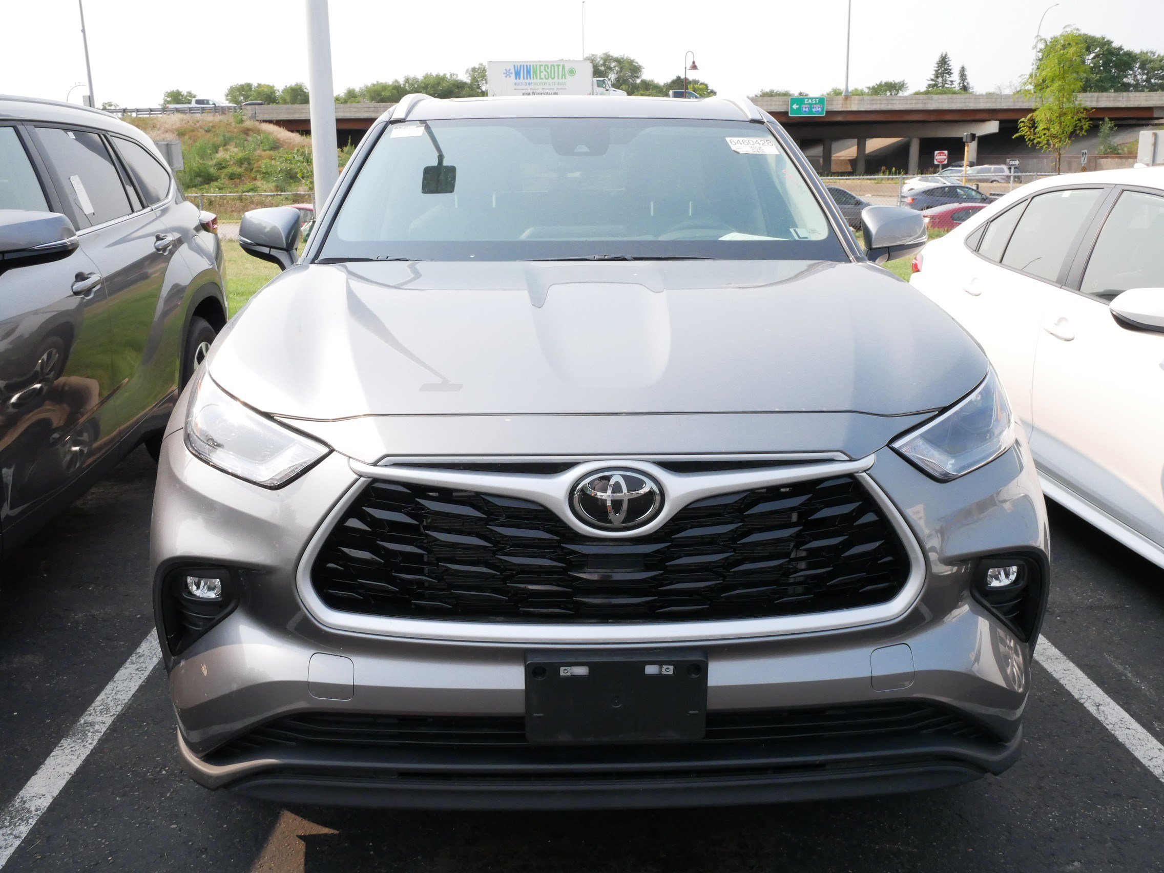 Used 2026 Toyota Highlander XLE with VIN 5TDKDRBH4TS607749 for sale in Brooklyn Center, Minnesota