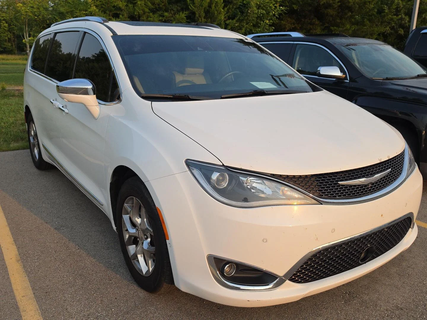 Used 2017 Bright White Clearcoat Chrysler Limited image 2