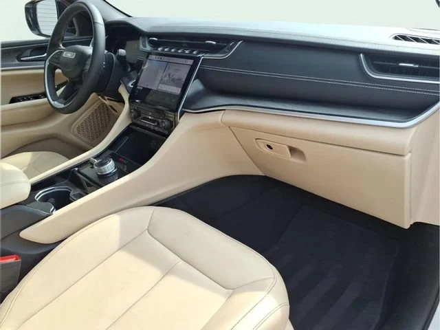 Used 2023  Jeep Limited image 22