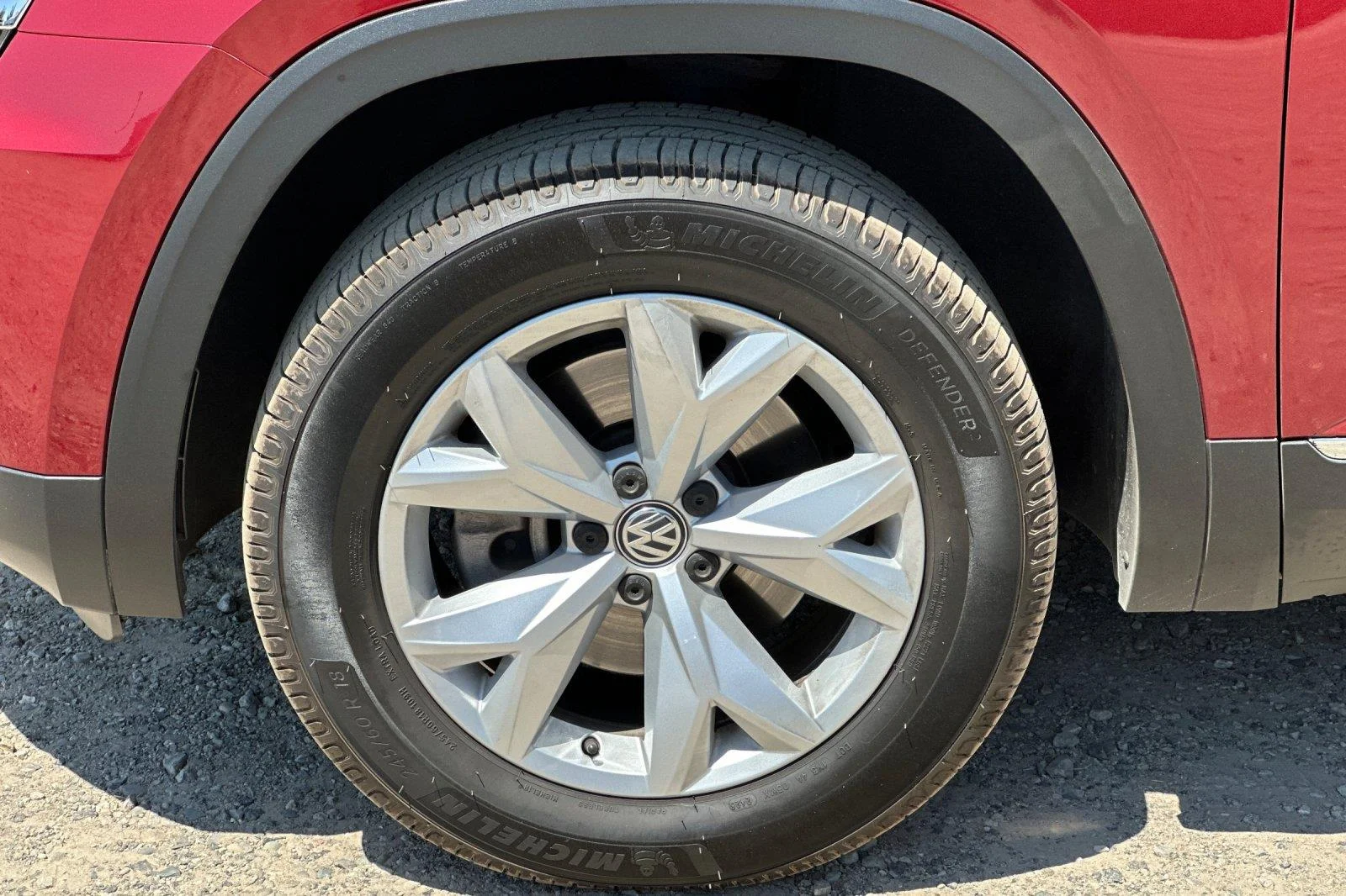 Used 2018 Fortana Red Metallic Volkswagen 3.6L V6 SEL image 4