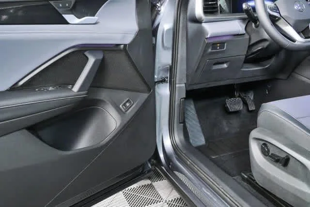 New 2026 Platinum Gray Metallic Volkswagen SE image 7