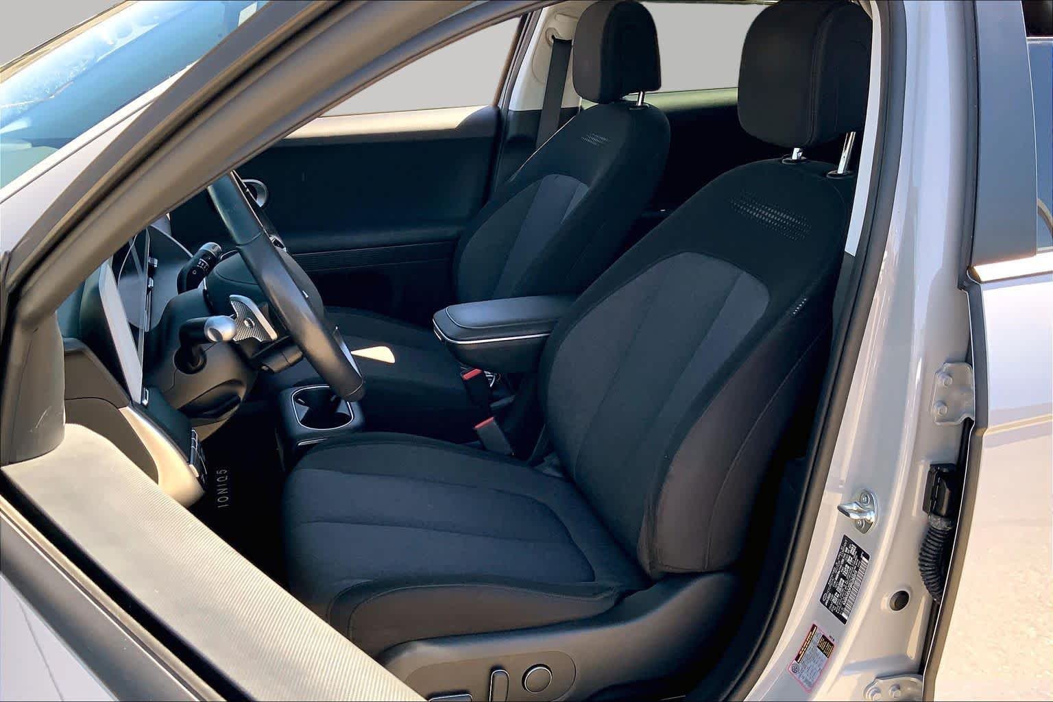 Used 2024 Cyber Gray Hyundai SE image 6