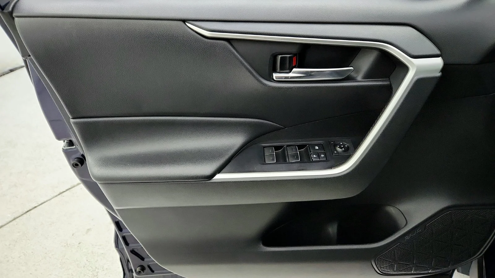 Used 2022  Toyota XLE image 35
