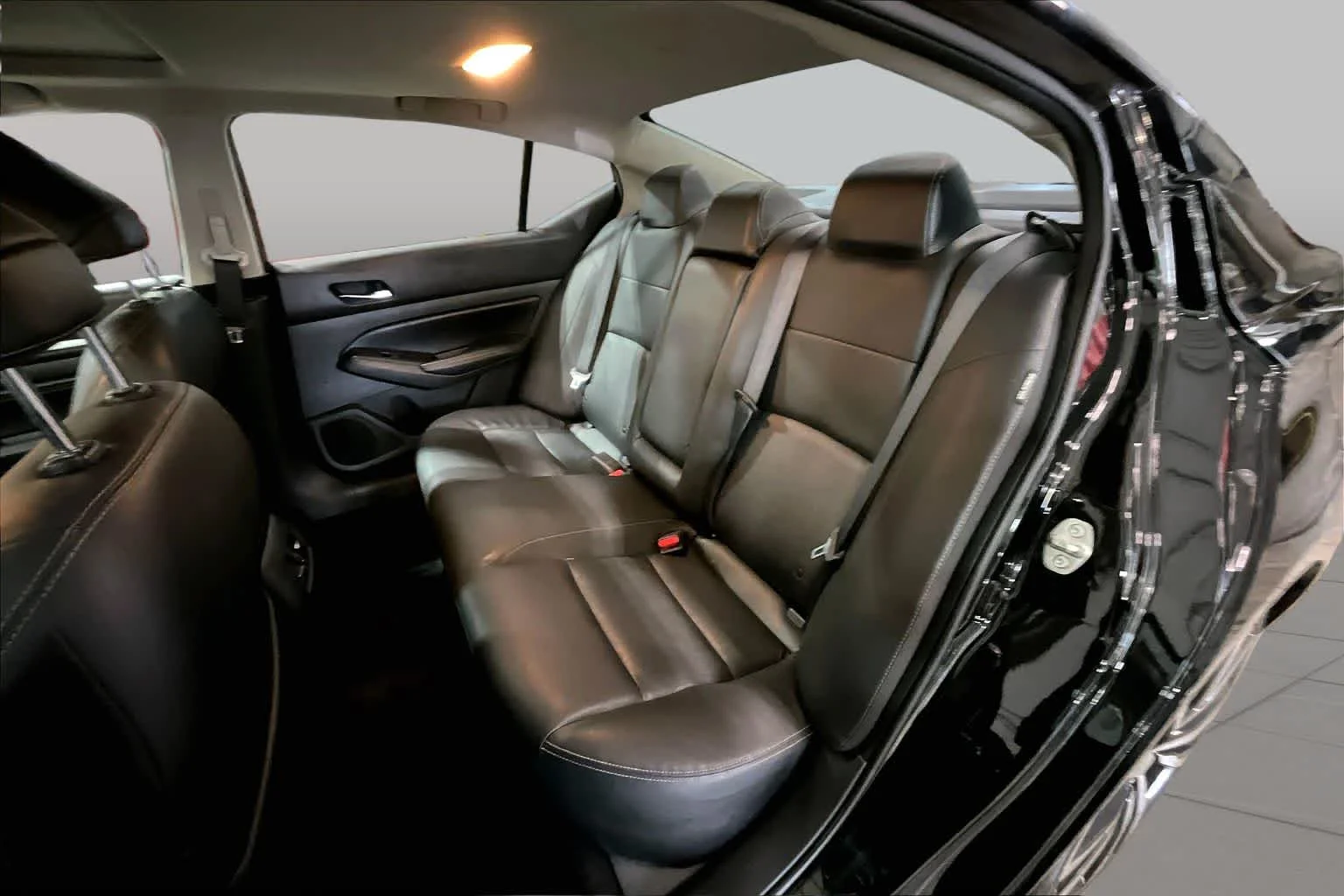 Used 2019 Super Black Nissan 2.5 Platinum image 21
