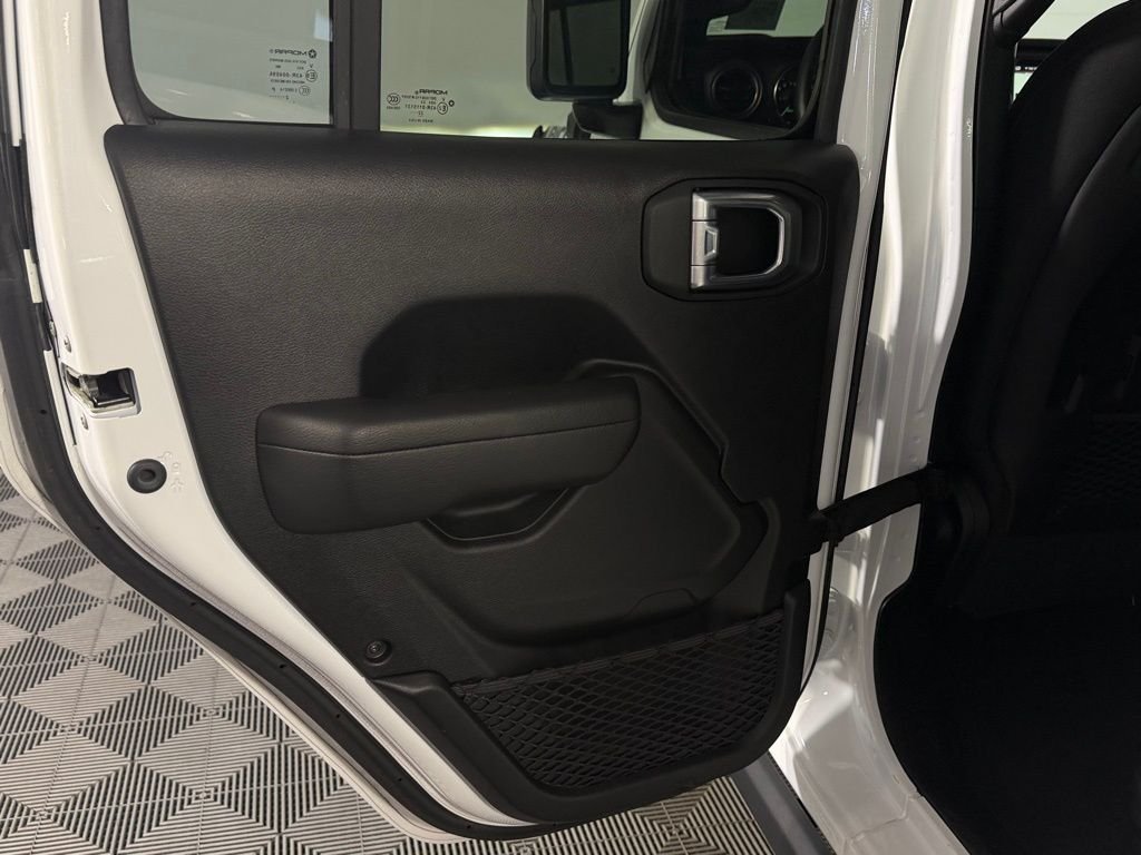 Used 2023 White Jeep Rubicon 4xe image 32