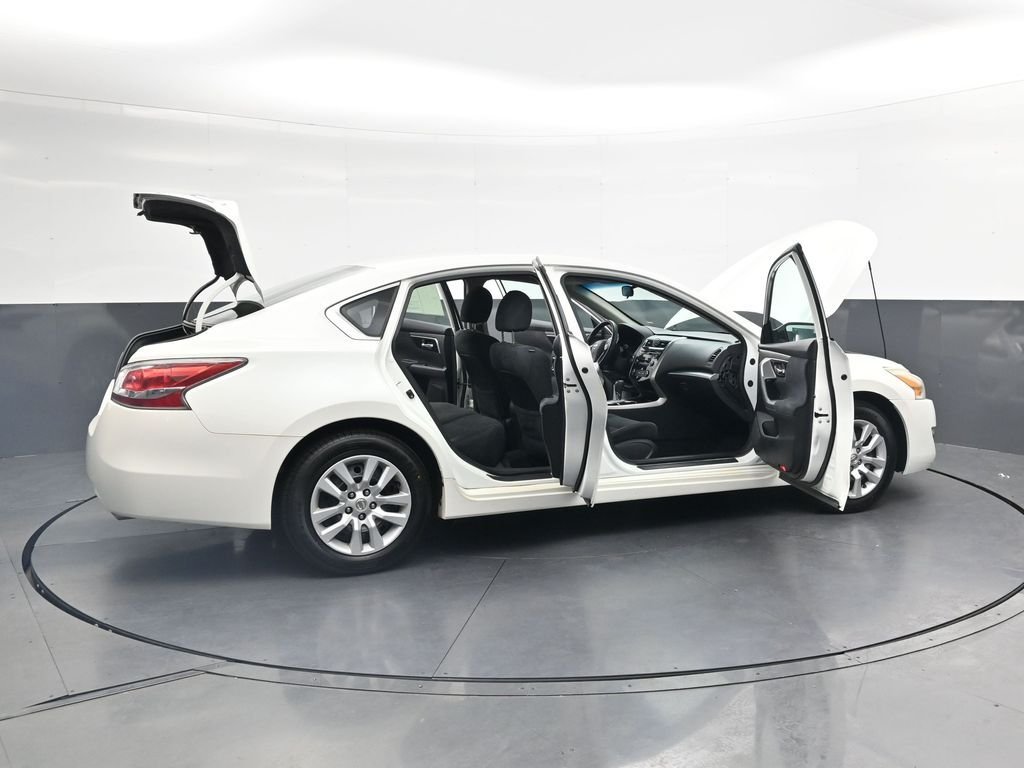 Used 2014 White Nissan 2.5 S image 40
