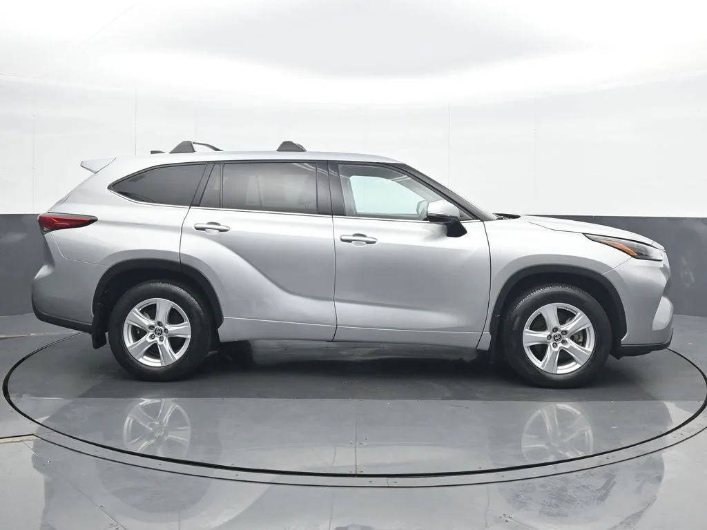 Used 2022 Silver Toyota L image 7