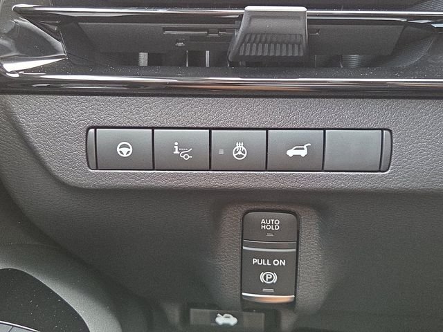 Used 2025 White Pearl Nissan Platinum image 12