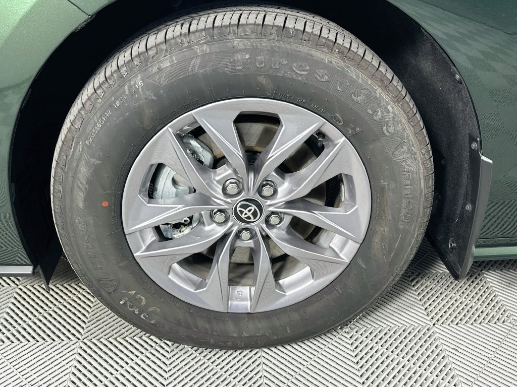 Used 2025  Toyota XLE AWD image 31