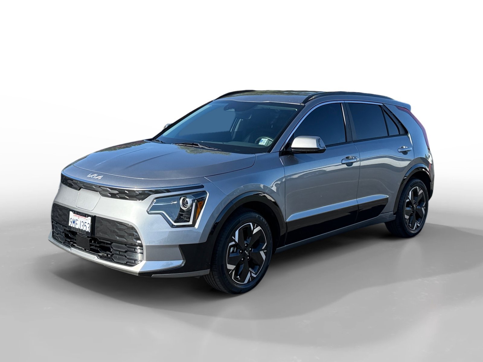 Used 2024 Steel Gray Kia Wind image 1
