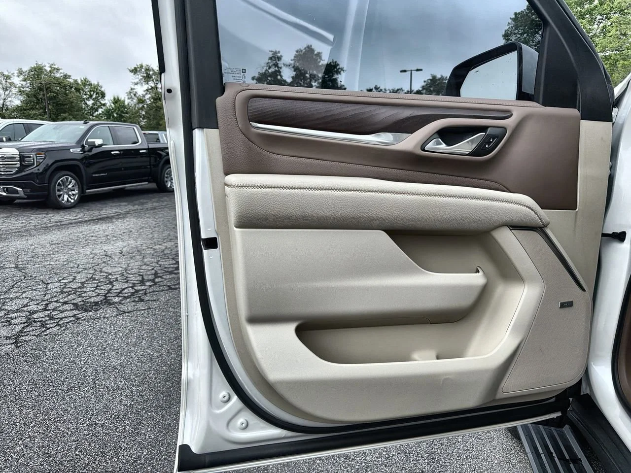 Used 2022 White Frost Tricoat GMC Denali image 18