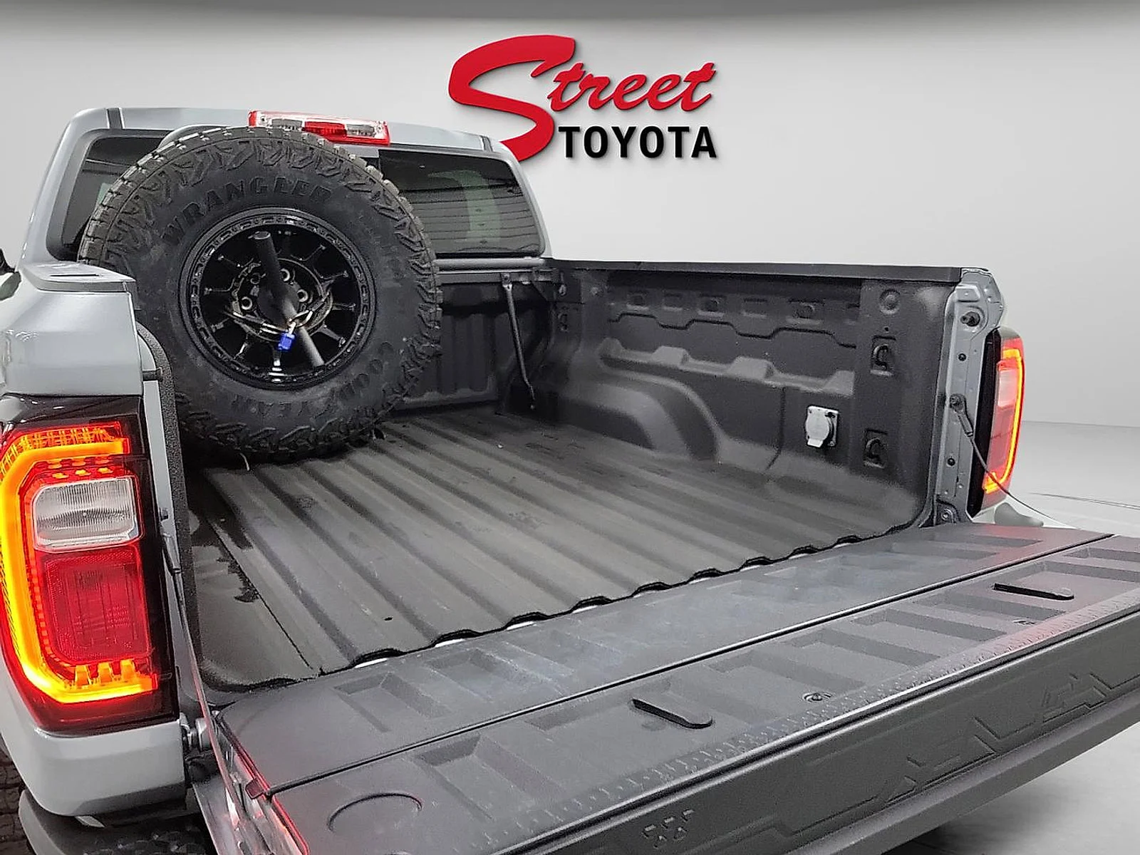 Used 2024 Sterling Metallic GMC 4WD AT4X image 7