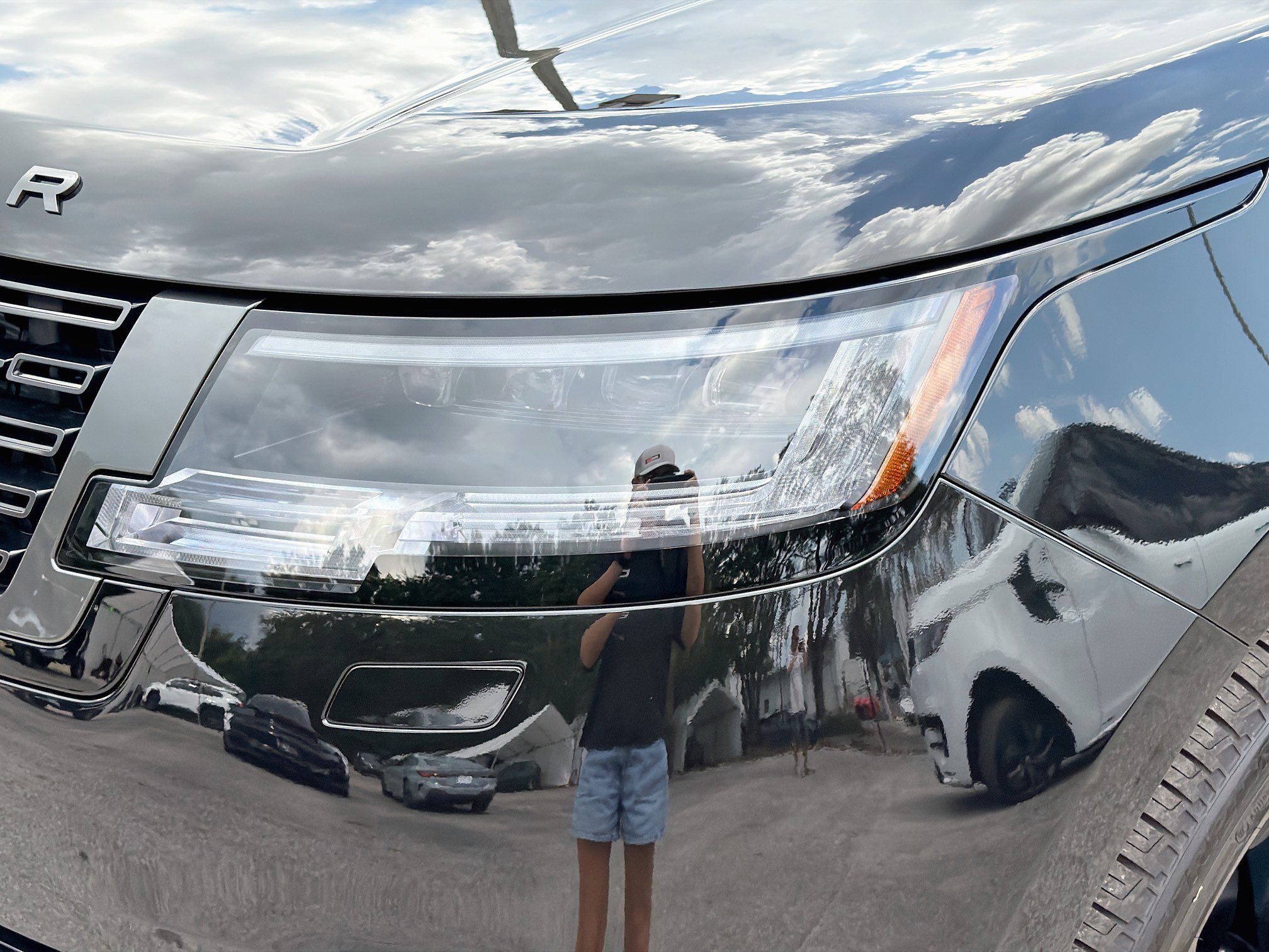 New 2026 Santorini Black Land Rover SE image 9