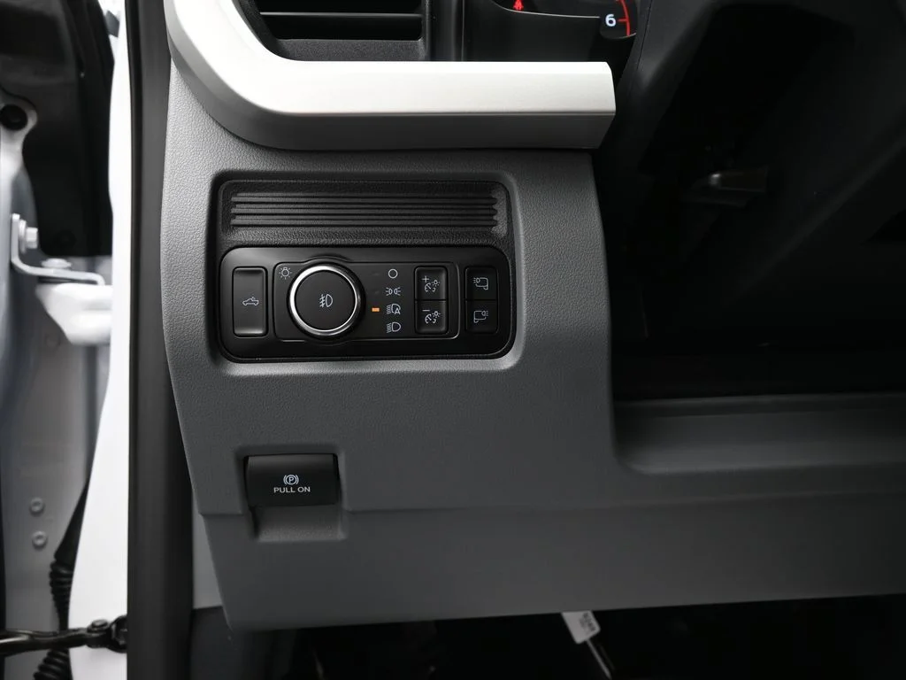 New 2026 Oxford White Ford XLT image 11