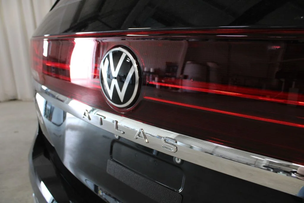 New 2026 Black Volkswagen 2.0T SE w/Technology image 32