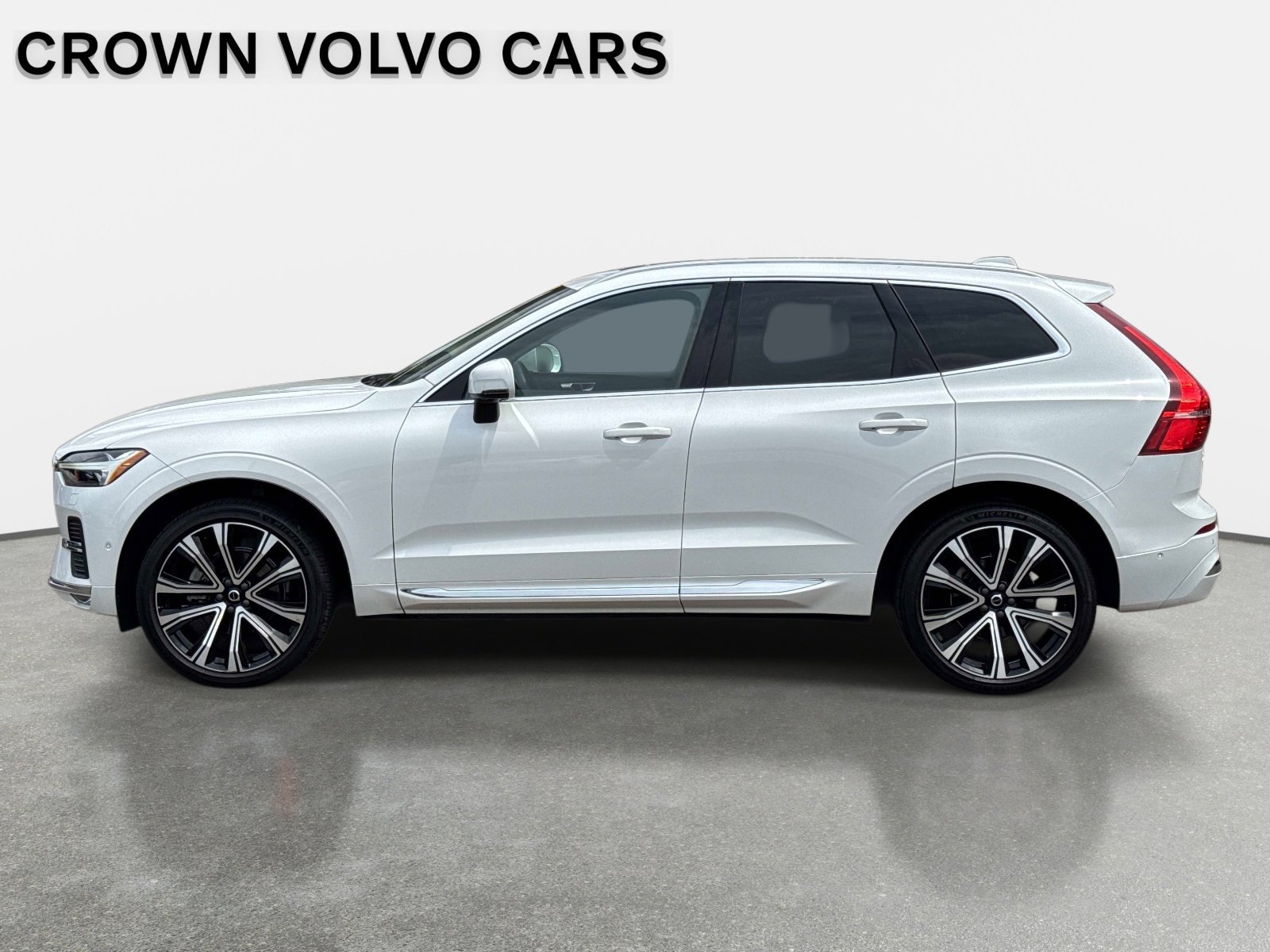 Used 2023 Crystal White Volvo Ultimate Bright Theme image 8