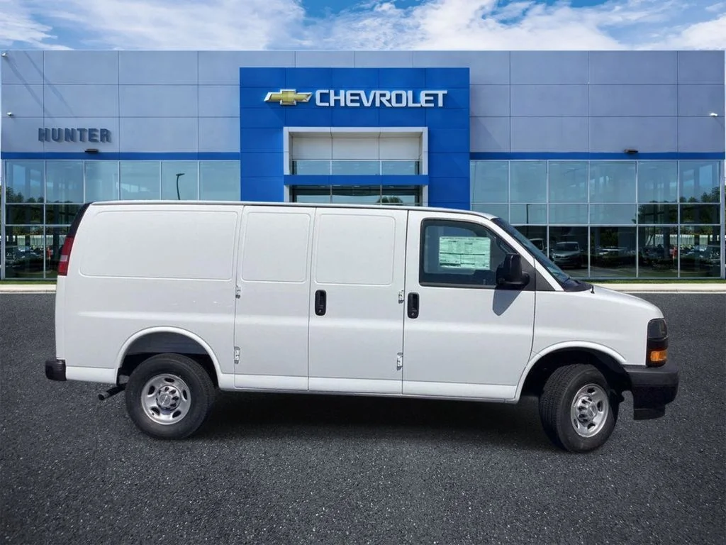 New 2026 Summit White Chevrolet WT image 5