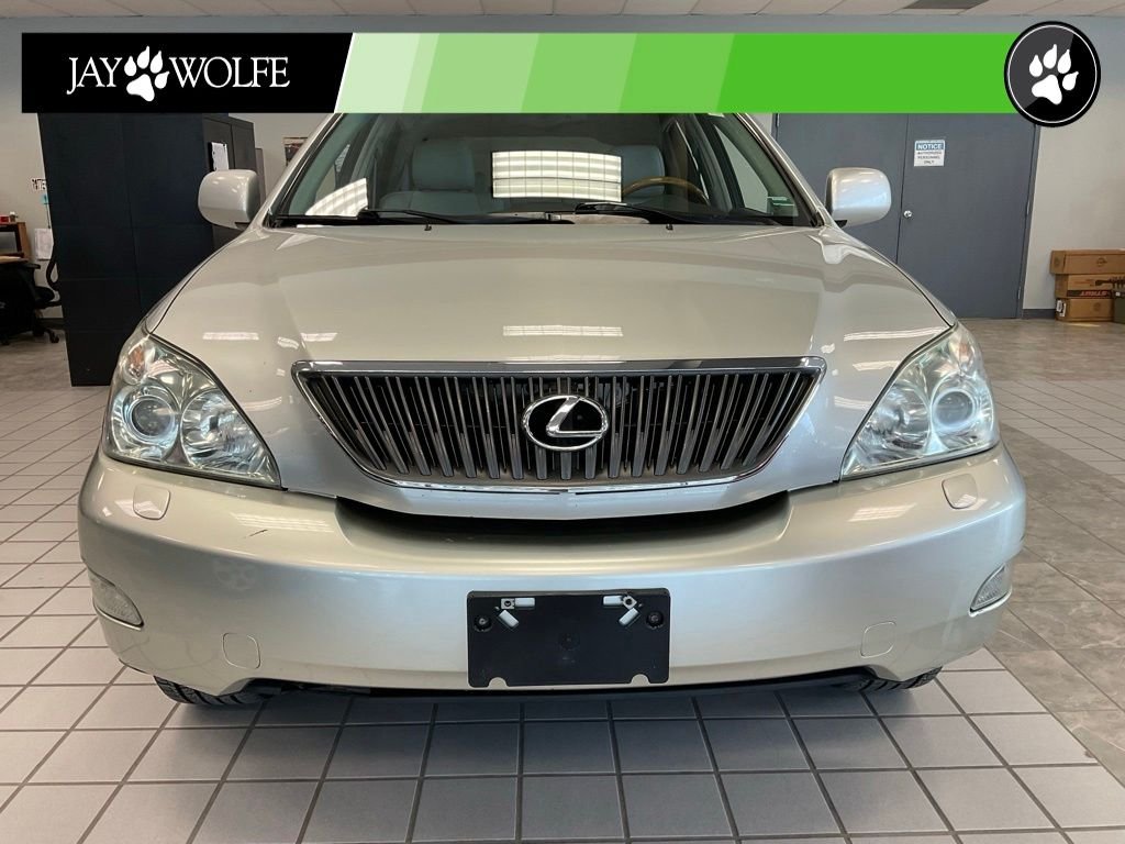 Used 2005  Lexus 330 image 2