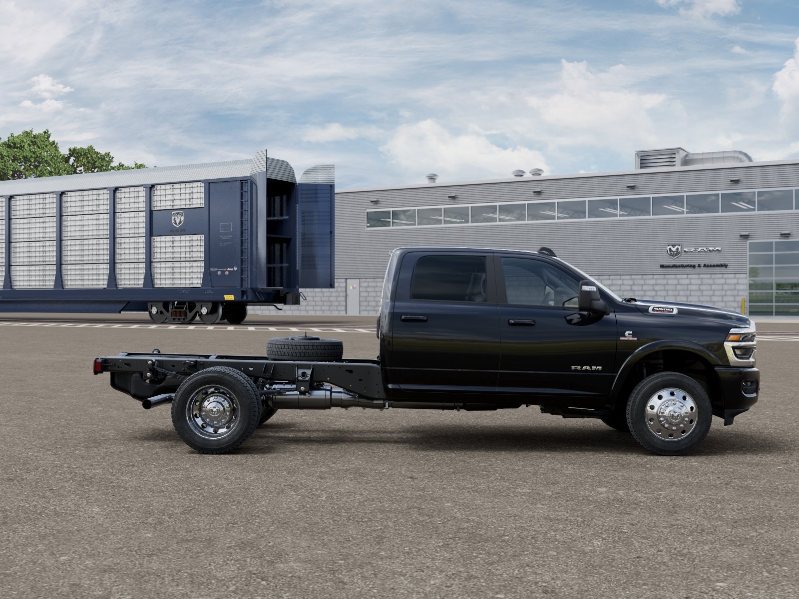 New 2026 Diamond Black Crystal Pearl-Coat Exterior Paint RAM TRADESMAN image 12