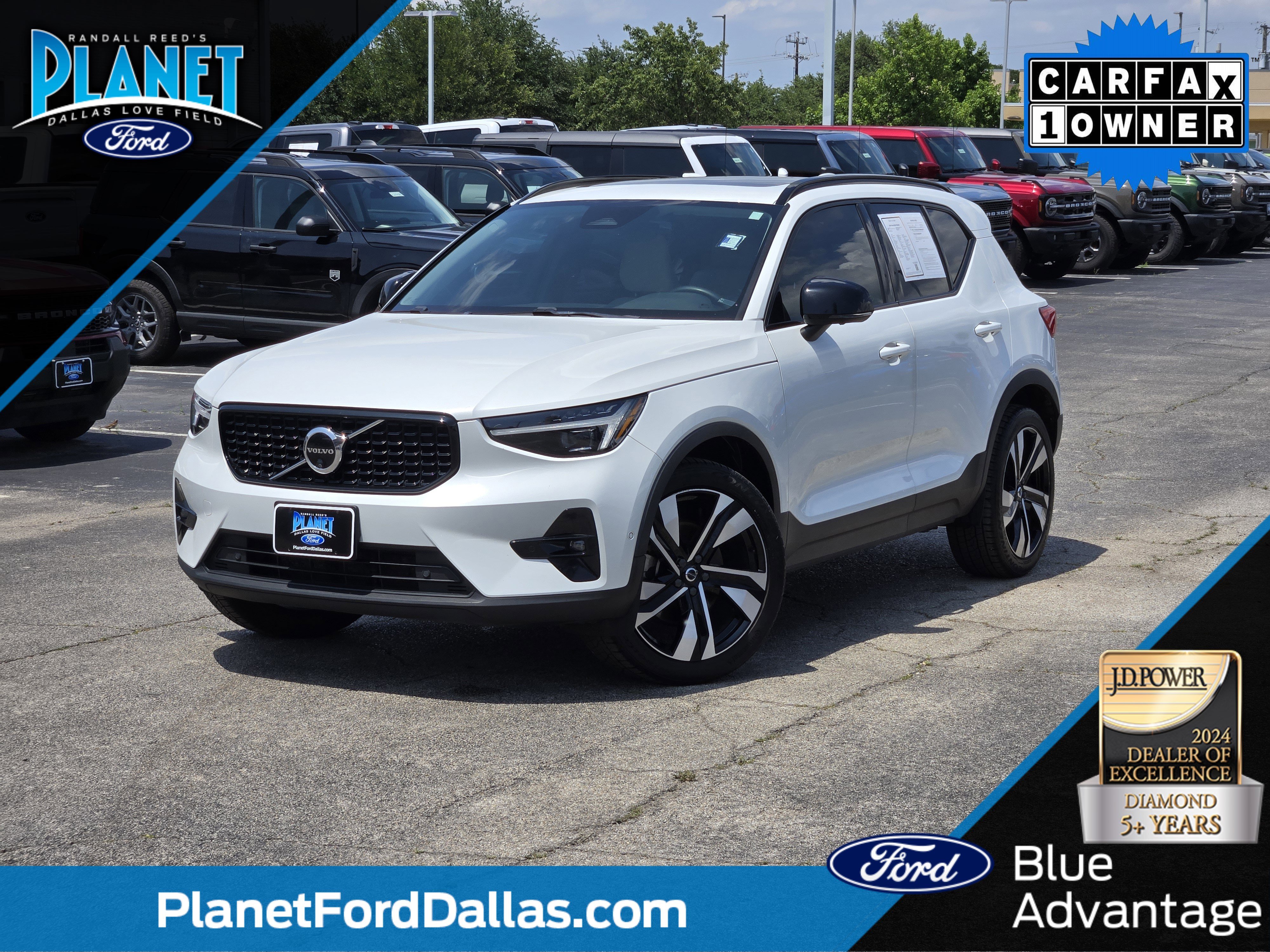 2024 Volvo XC40 B5 Ultimate Dark AWD's photo