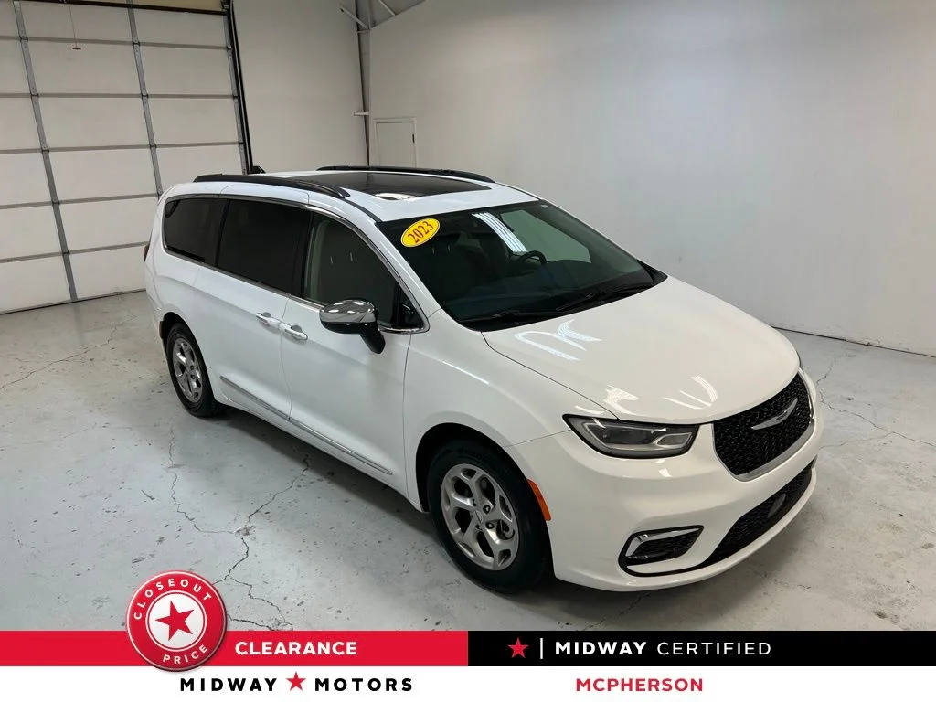 2023 Chrysler Pacifica Limited's photo