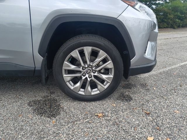 Used 2021 Silver Toyota XLE Premium image 11