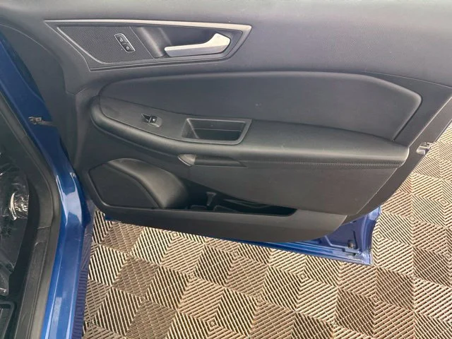 Used 2020 Blue Ford SE image 25