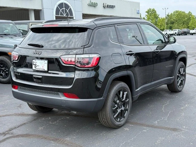 New 2026 Diamond Black Crystal Pearl-Coat Exterior Paint Jeep Latitude image 3