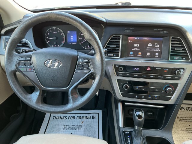 Used 2016 White Hyundai SE image 17