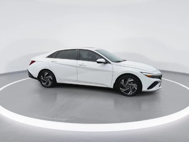 Used 2025 White Hyundai Limited image 9