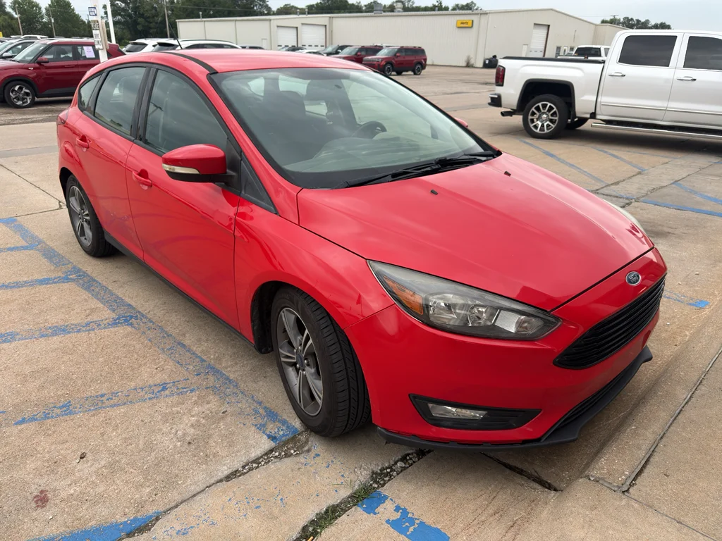 Used 2016 Race Red Ford SE image 3