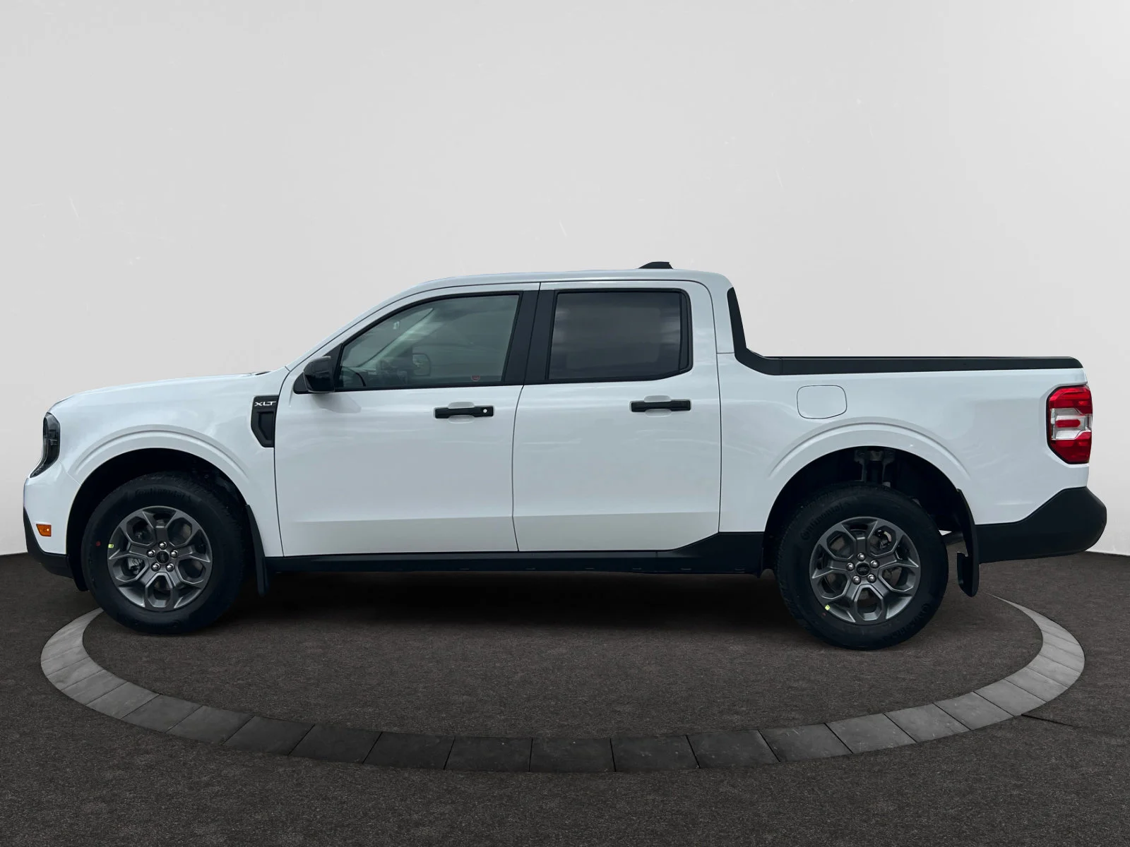 New 2026 Oxford White Ford XLT image 2